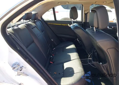 2013 Mercedes-Benz C 300 Luxury 4Matic z USA, uszkodzony, nr VIN WDDGF8AB7DR244599